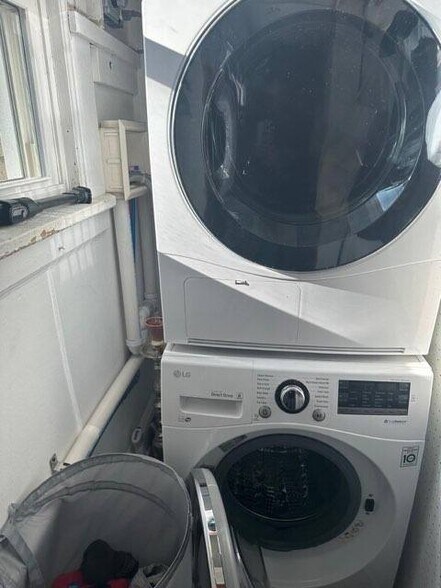 Building Photo - 647 Anderson Ave