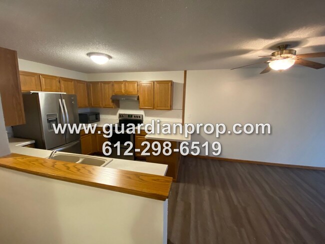 Building Photo - Top Floor Condo Available May 1st, Open Fl...