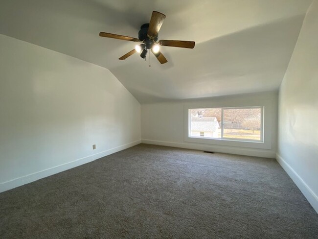 Building Photo - 3 Bedroom 1.5 Bathroom Unit Available in U...