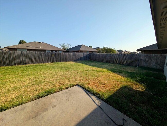 Building Photo - 621 Apple Tree Ln