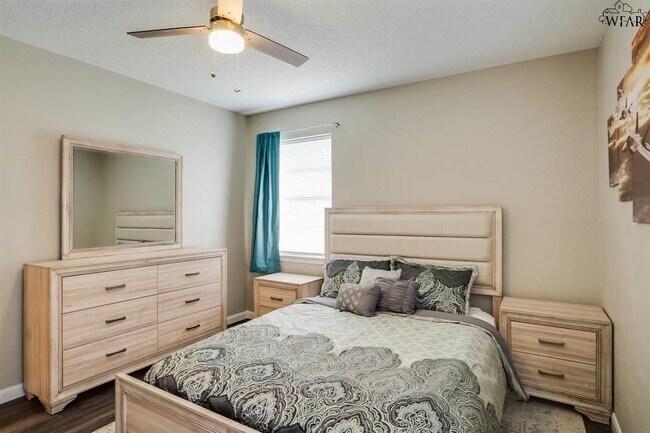Building Photo - 5511 Hooper Dr