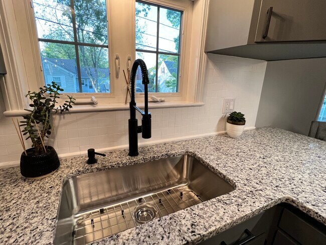 Building Photo - 49 Ramsay St