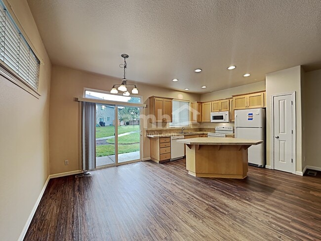 Building Photo - 1628 NE 10th Pl