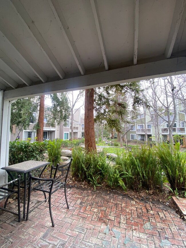 Building Photo - Two Bedroom Condo Close to Orange Circle