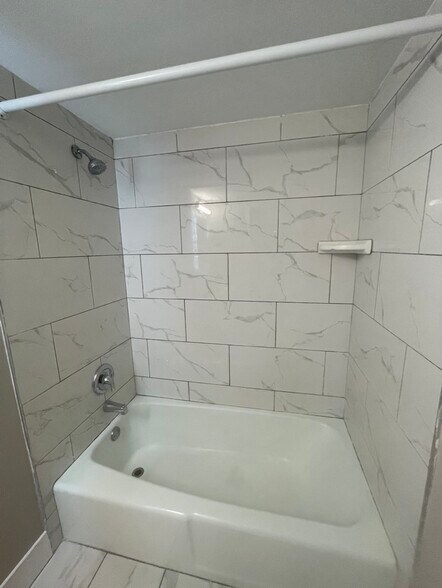 Building Photo - 1047 S Evergreen Ave