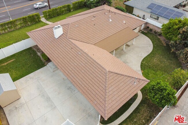 Building Photo - 17633 Nordhoff St