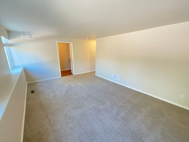 Building Photo - 3 Bedroom Home Available Near N Powers Blv...