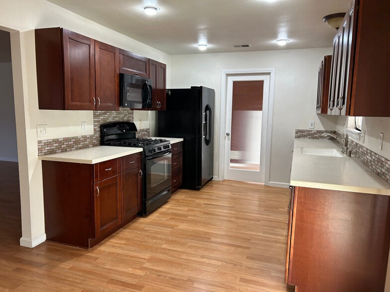 Primary Photo - 705 W Graaf Ave