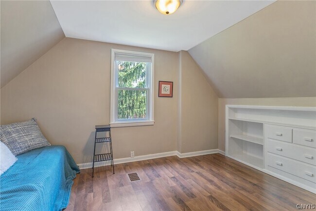 Building Photo - 562 Buckingham Ave