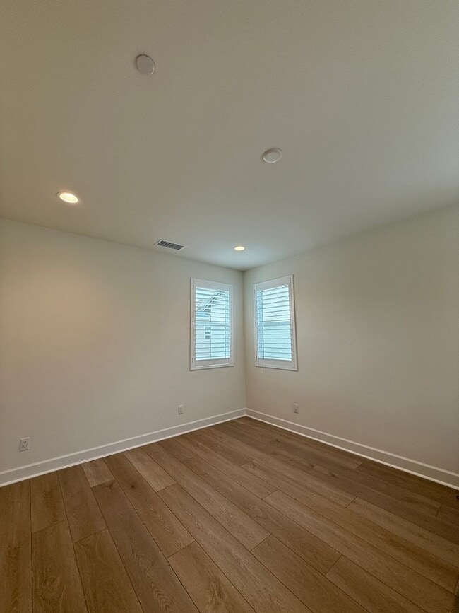 Building Photo - Gorgeous New Build in East Ventura