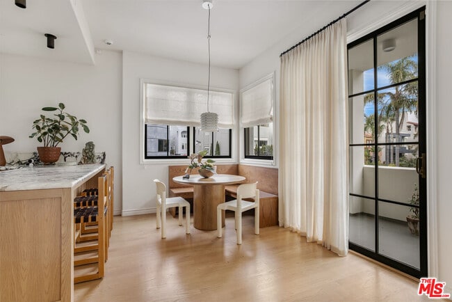 Building Photo - 5201 Vía Donte