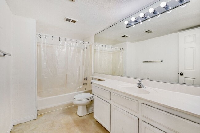 Building Photo - Upgraded 2 Bedroom Condo in a Gated Community!