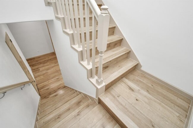 Building Photo - 2119 Esther Dr