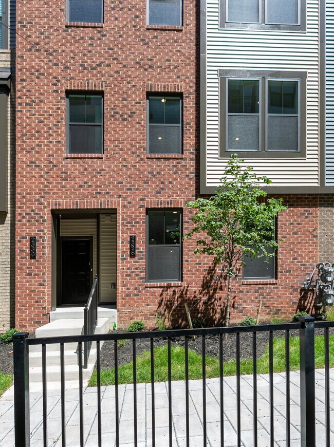 Building Photo - Elegant Townhome Living Near Herndon Conveniences