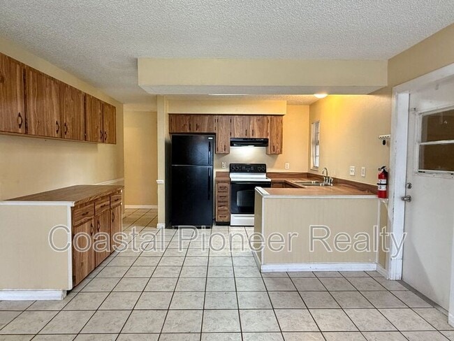 Building Photo - 6063 Shingler Ave