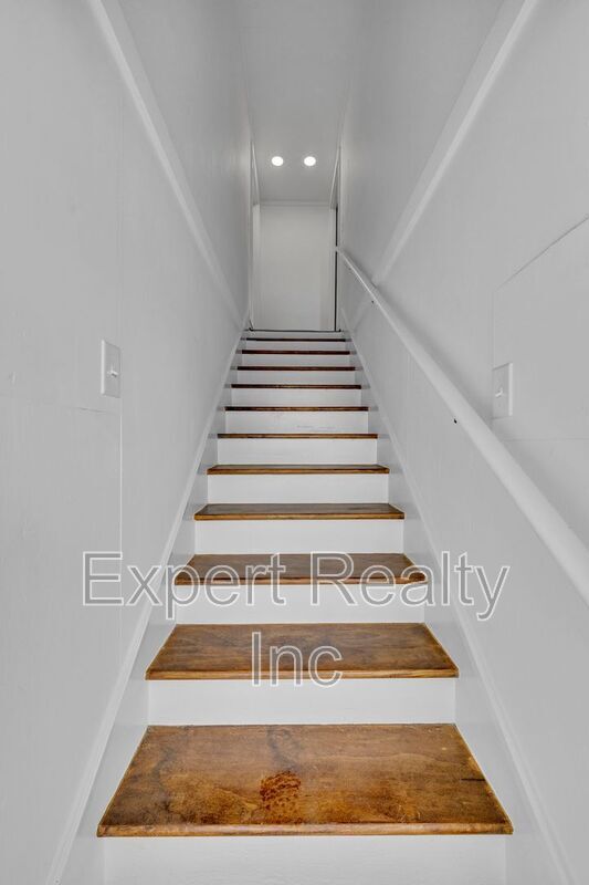 Building Photo - 546 55th St
