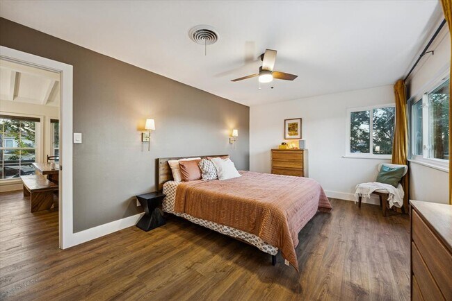 Building Photo - 6407 Lynn Ln