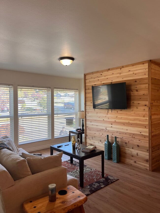 Building Photo - Bradley Short Term Rental