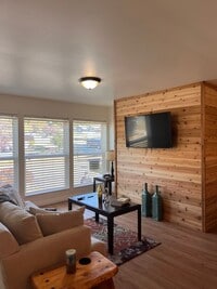 Building Photo - Bradley Short Term Rental