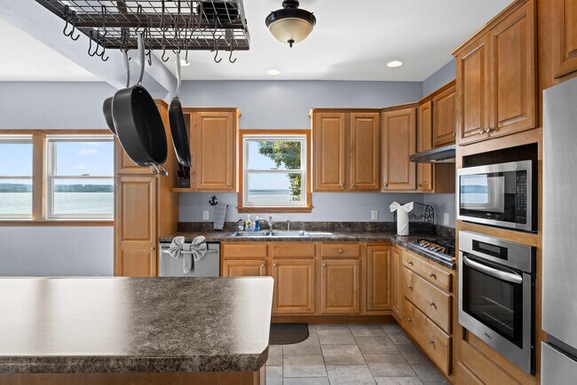 Building Photo - 15414 N River Beach Dr