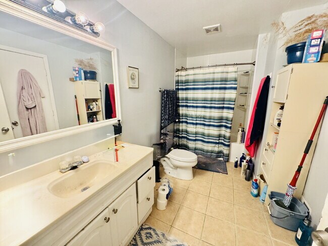 Building Photo - Charming 3-Bed Gem in the Heart of Minneapolis - Cozy Lower level duplex.