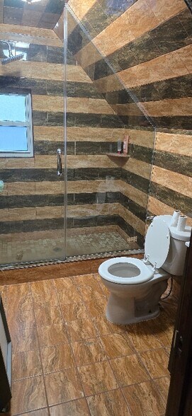 Building Photo - 400 E 7th St