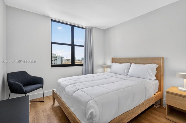 Building Photo - 2555 Collins Ave
