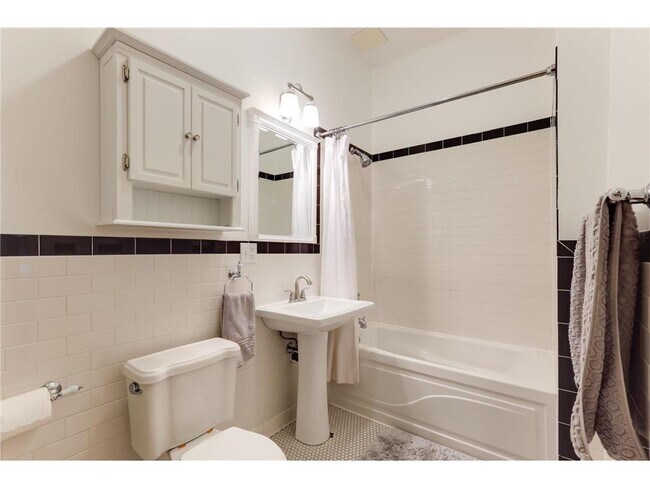 Building Photo - 1520 Elliot Ave S