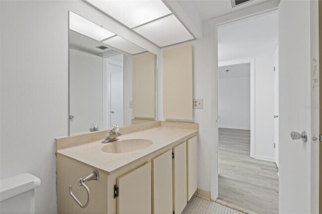 Building Photo - 2621 Cove Cay Dr
