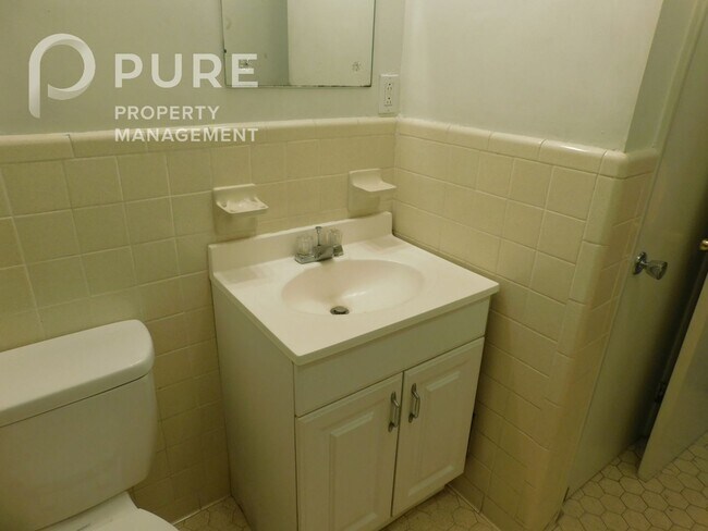 Building Photo - 117 22nd Ave NE