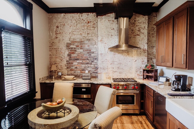 Building Photo - 275 S Limestone