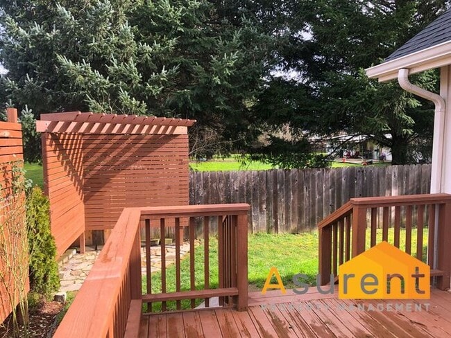 Building Photo - Wont Last Long---- 3 bed 2 Bath fenced back yard