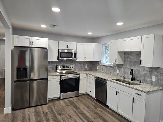 Building Photo - 4 bedroom newly remodeled Milton Home