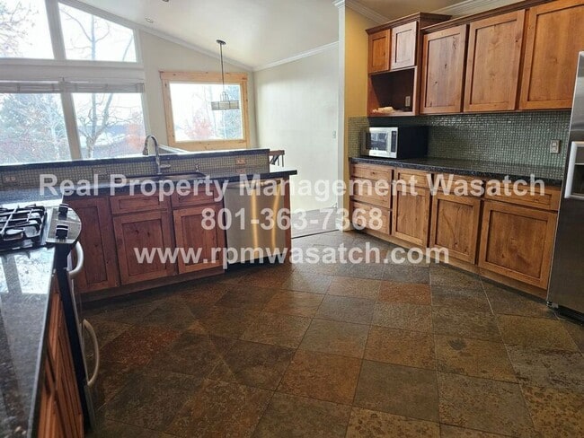 Building Photo - 985 Northcliffe Dr N