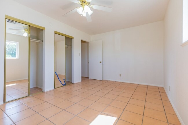 Building Photo - 3 Bedroom 2 Bath Home