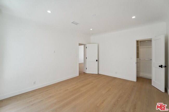 Building Photo - 9122 W 3rd St