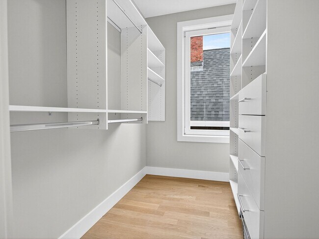 Building Photo - 551 E 7th St