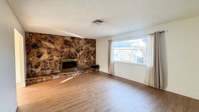 Building Photo - Move-In Ready 3-Bedroom with Pool / Lawn and Pool Service Included!