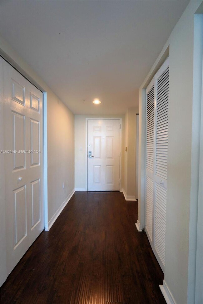 Building Photo - 1155 Brickell Bay Dr