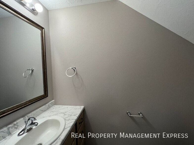 Building Photo - Modern 3 Bed 2 Bath Townhome in West Sioux Falls