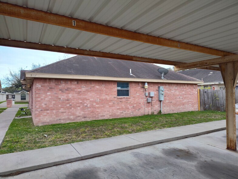 Building Photo - 2117 Aruba Dr