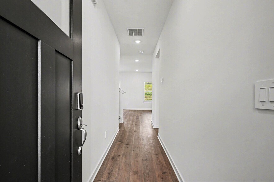 Building Photo - 1933 Mahala Dr