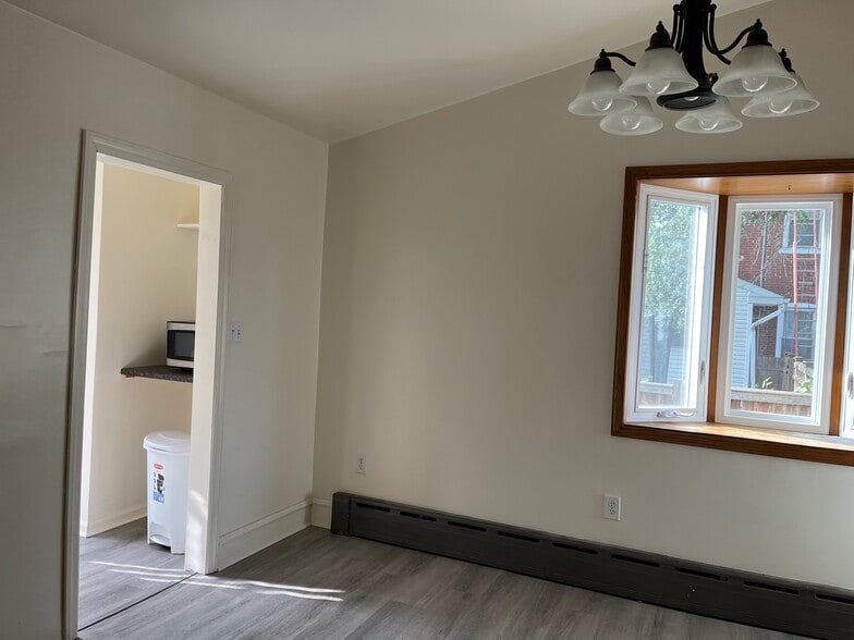 Kitchen - 122 E 4th St