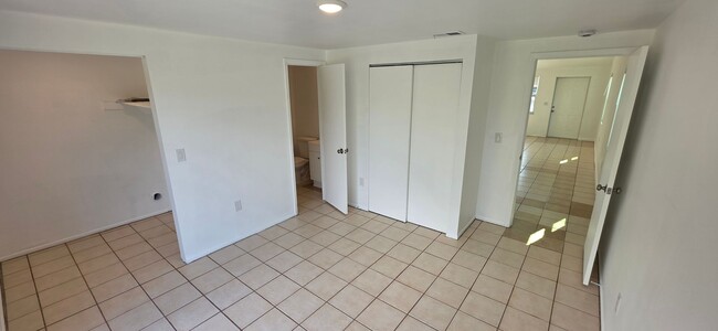 Building Photo - 3 bedroom 2 bath duplex