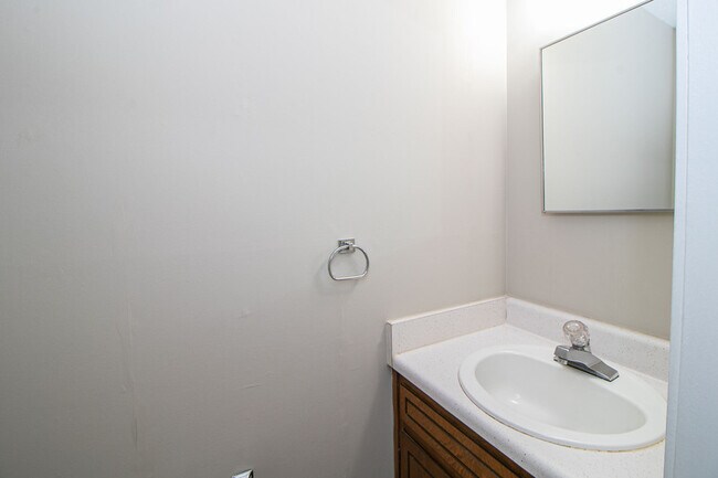 Building Photo - 810-D Golfview Place