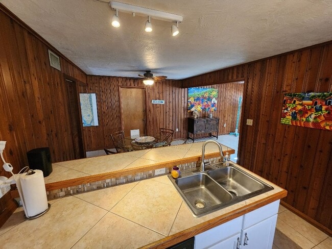 Building Photo - Charming Beachside Bungalow only 150 steps...