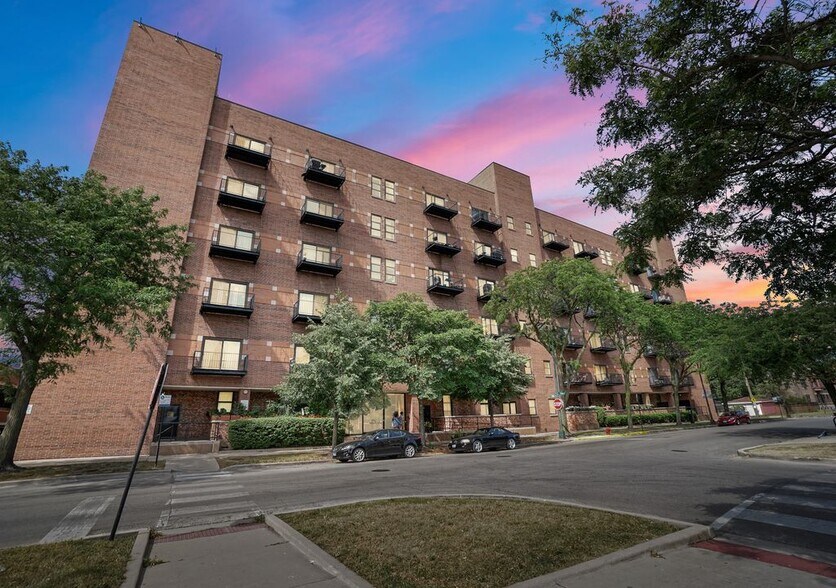 Primary Photo - 1000 E 53rd St