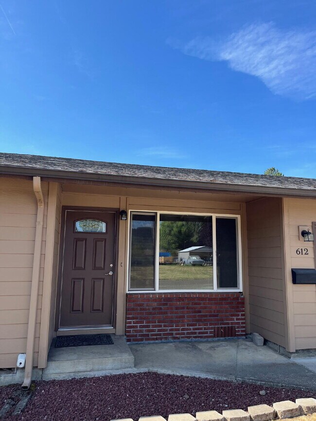 Building Photo - 2 Bedroom Duplex