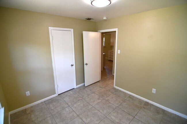 Building Photo - 3 bedroom, 1.5 bath home in quaint, well m...
