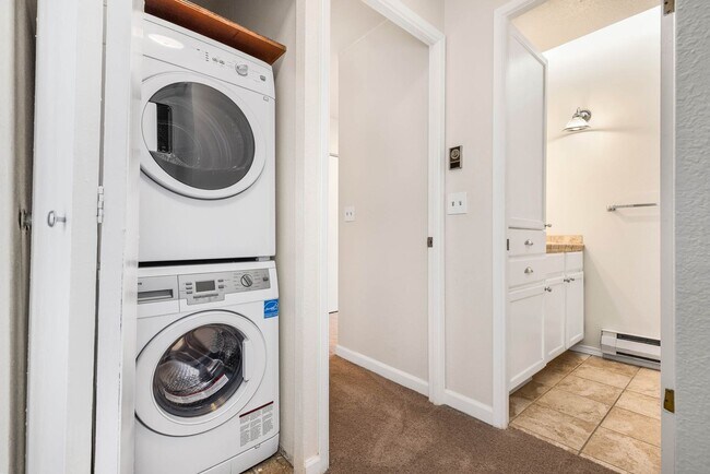 Building Photo - Bright 2 Bedroom Townhouse with Creek Views and Excellent Commuter Location